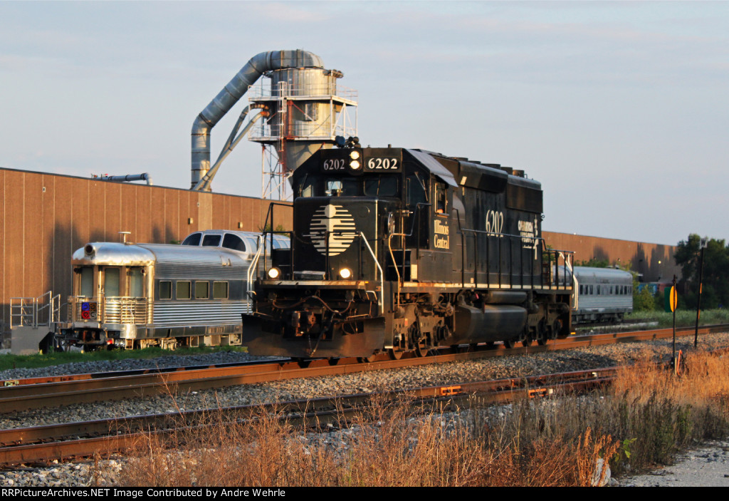 IC 6202 runs light north past Quad Graphics